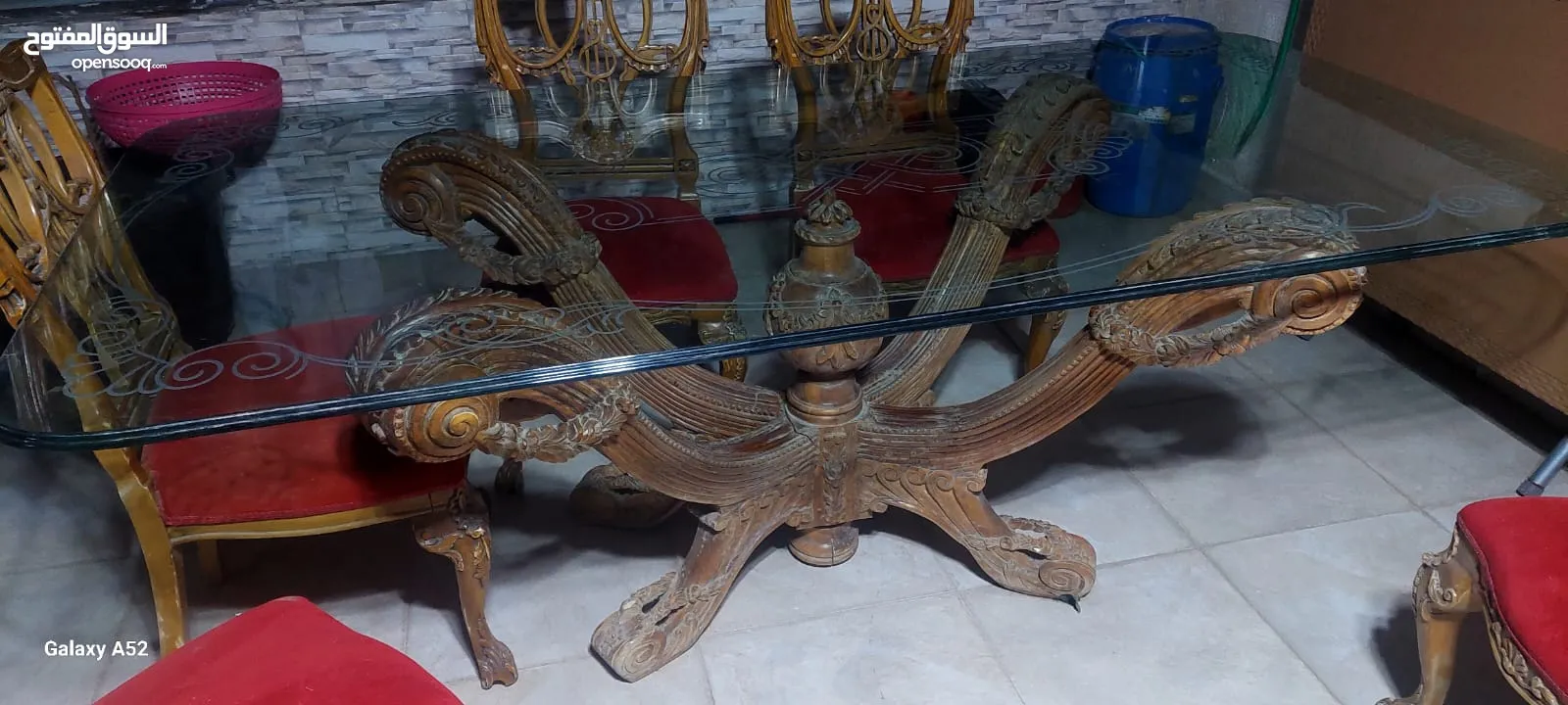 طاوله سفره خشب زان ثقيله جدا نظيفه عدد الكراسي 6 الكراسي بحاجه تنجيد