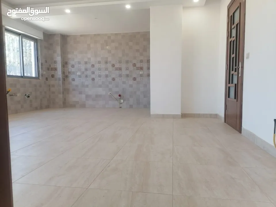 شقه ارضيه للبيع في خلدا مع ترس و مدخل خاص