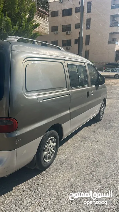 باص خدمة توصيل رحلات مطار