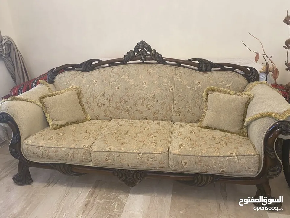 طقم كنب بحالة جيدة للبيع