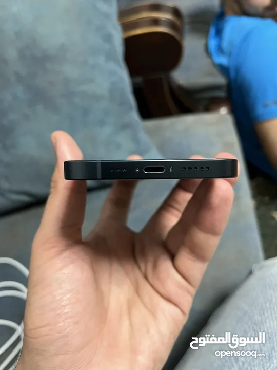 ايفون 13 للبيع الجهاز مش ناقصه اشي بل مره كل قطعه اصليه و وافحص وين ما بدك ومعاه كرتونه تبعته