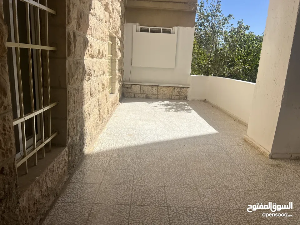 شقه فارغة للايجار في الشرفه قرب صيدلية الشرفة  لعائله صغيره فقط