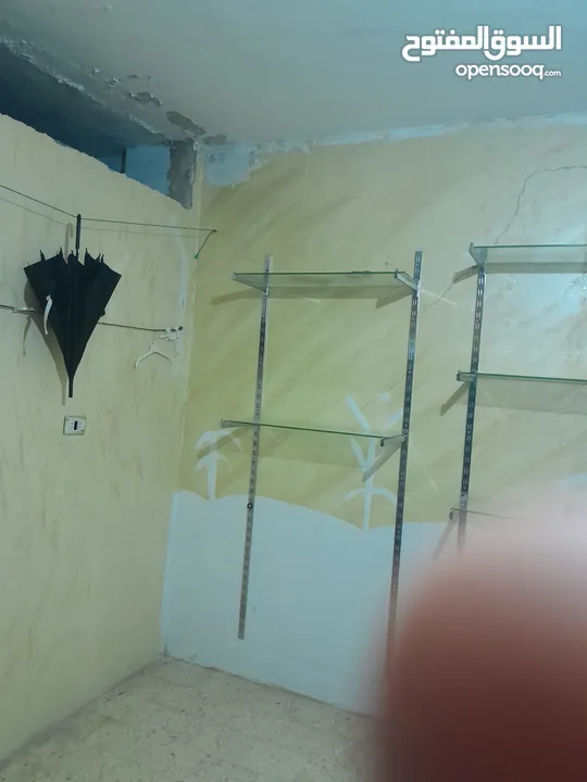 رفوف كزاز بحالت الوكاله للبيع بداعي السفر  يصلح لمحل