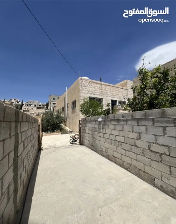 بيت بسعر شقة - بسعر مغري.. الزرقاء-الزواهره-حي جبر ، يوجد فيه بلكونه و حديقة ، التواصل للجادين فقط