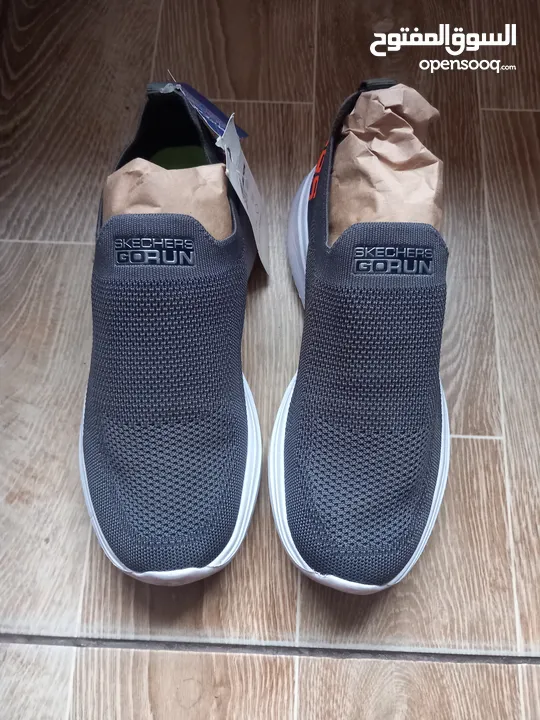 حذاء سهل الارتداء ماركة سكيتشر فيتنامي الصنع أصلي  قياس 42 لون سكني  go run للبيع skechers go runk