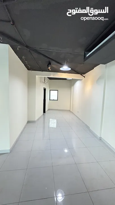 مكتب واسع للايجار في موقع مميز في شارع 18 نوفمبر - Commercial space for Rent in 18 November st