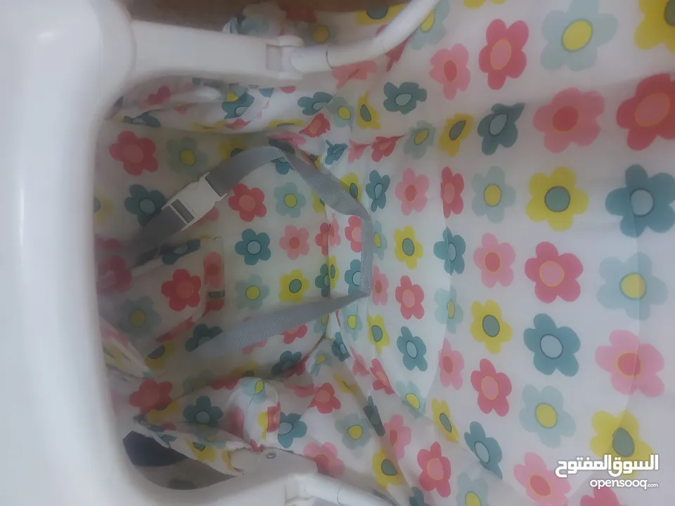 سحسيلة اطفال وكارسيت ومقعد طعام بحالة جيدة جدا بسعر مغري