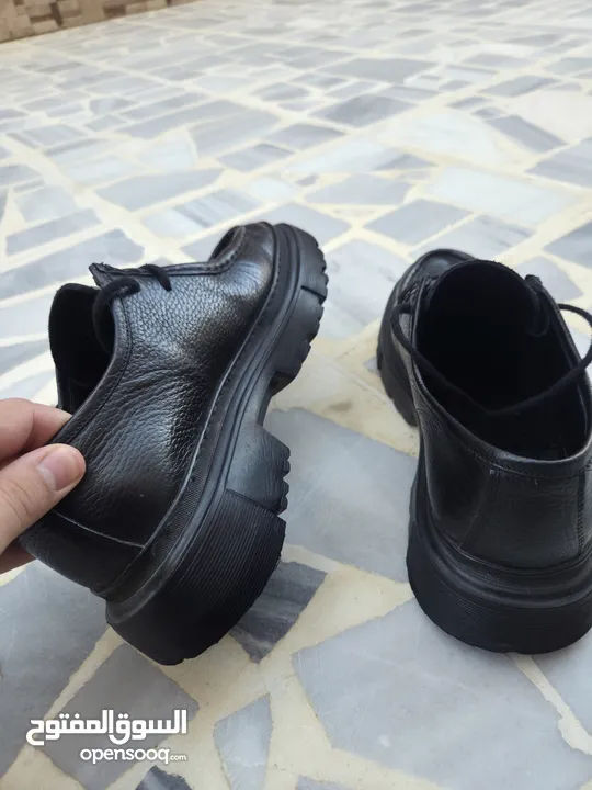 حذاء اسود ( لمن يهتم باناقته )