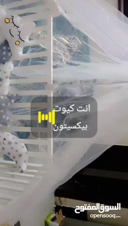 تخت بيبي. مع اغراضه