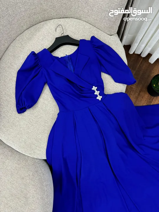فستان سهرة نسائي متوفر باللونين الاحمر والازرق.