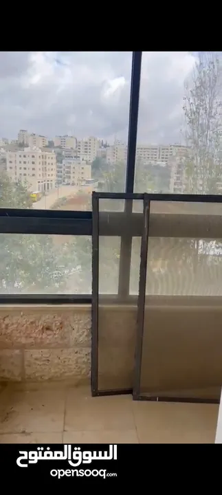 شقه للبيع في منطقه بيرزيت مساحه 145متر السعر 90الف دولار