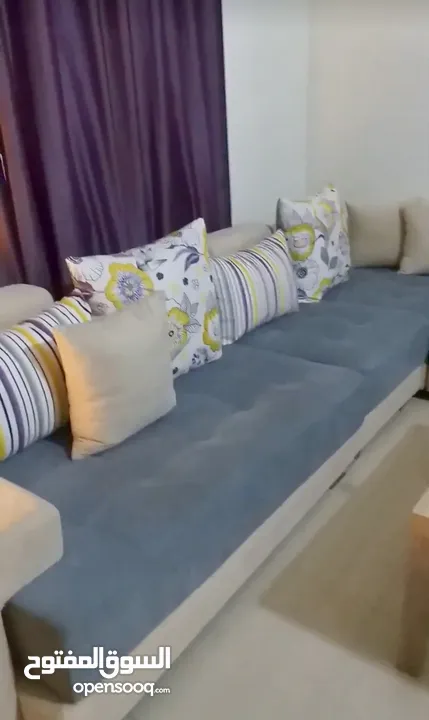 Confy and affordable sofa set in excellent condition/  +طقم كنب حلو و مريح  + طاوله + الستاره