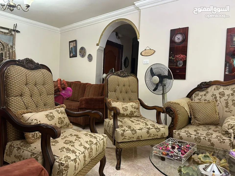 طقم كنب بحال الوكالة ونوع خشب زان