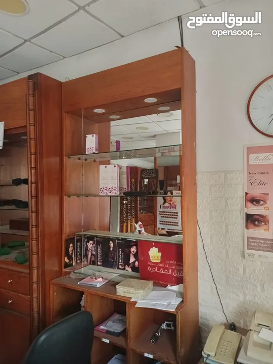 ديكور محل خشب بلوط يصلح للصيدلية و لمحل بصريات ومحل عطور ومحل خلويات