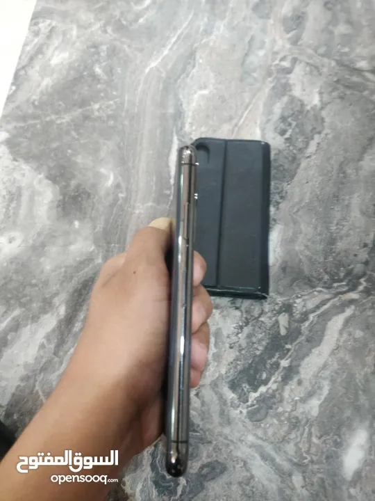 هاتف ايفون X نظيف جدا استعمال شهرين  مش مغير اشي.  بطاريه 99. غير قابل للبدل   اقرا الوصف