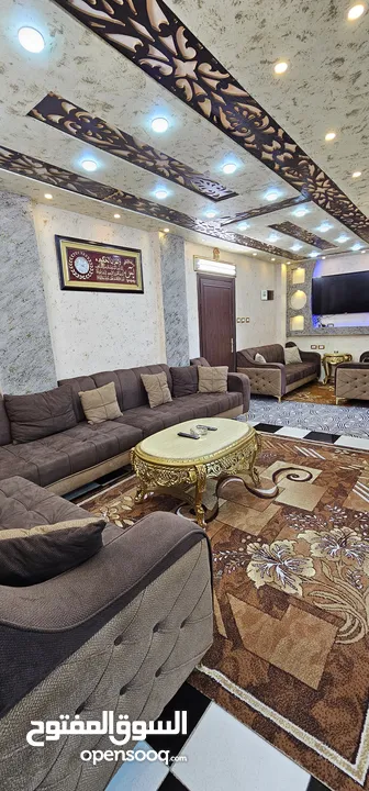 شقة مفروشة فاخرة للايجار مساحة 90 غرب شارع الجامعة ب 200م وشمال مسجد علياء التل