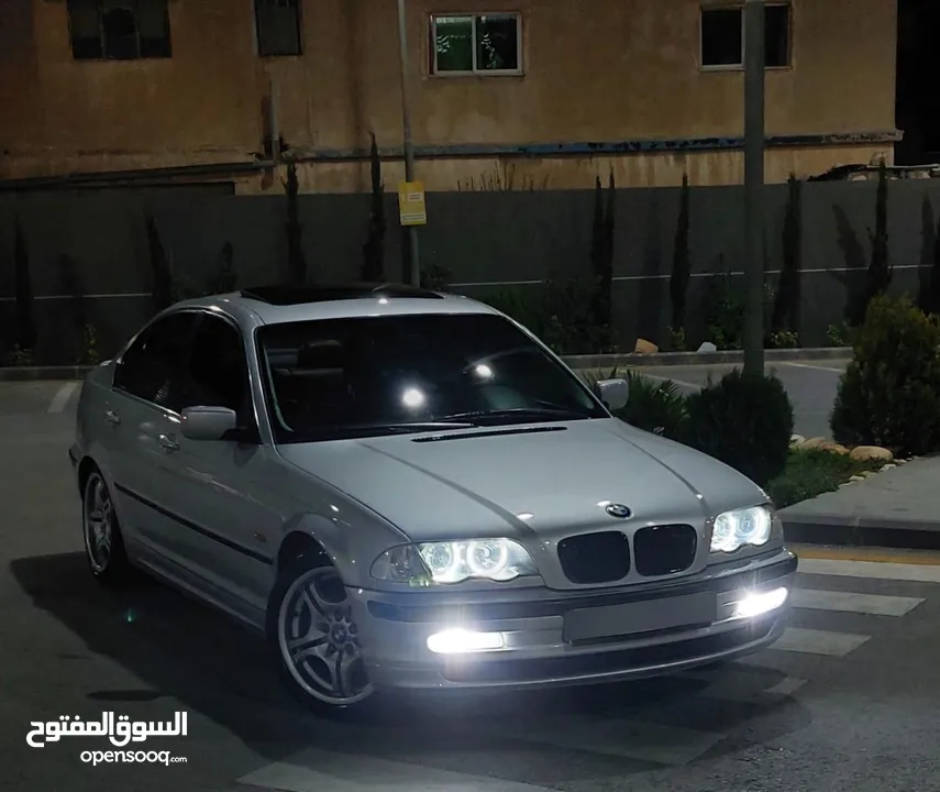 BMW 320i.  للبيع