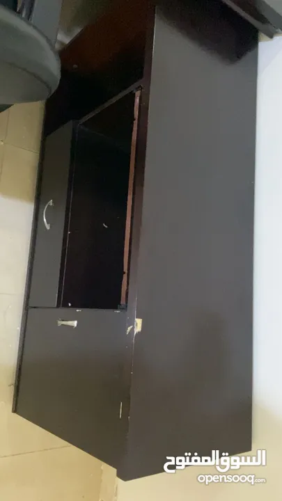 مكتب مع كرسي وخزانه شبه وكاله