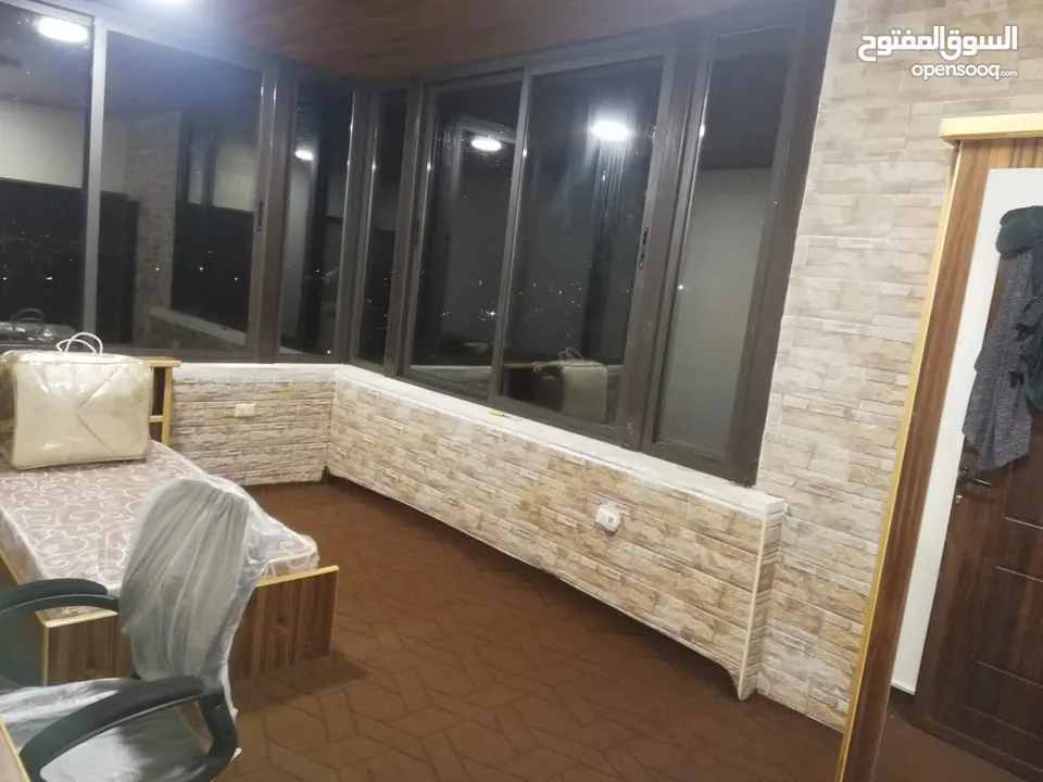 شقة طابق ارضي سوبر ديلكوس كما يوجد غرف مفروشة لطلاب الطب قرب مستشفى السلط الجديد
