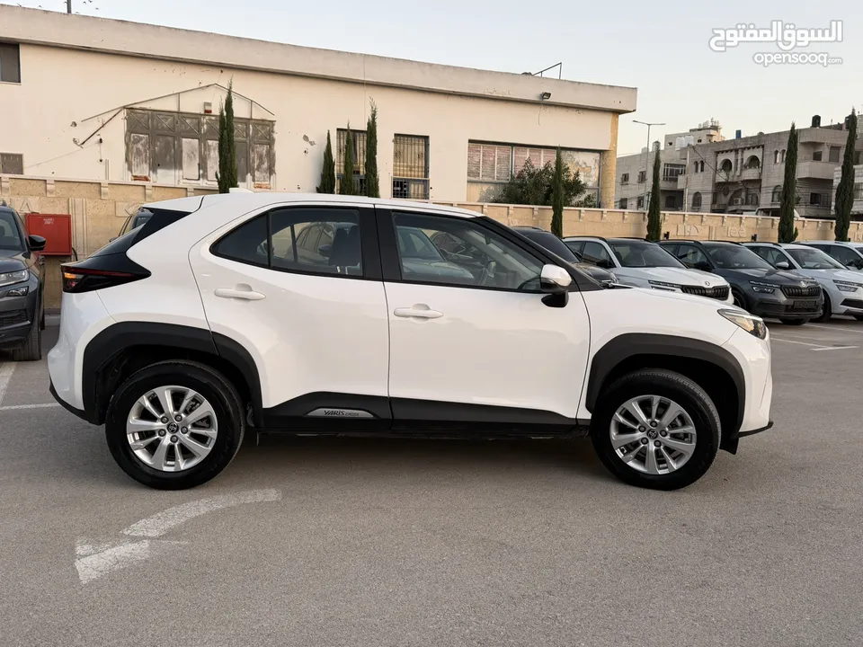 تويوتا ياريس كروس ترخيص 2022 محرك 1500 هايبرد جير أوتوماتيك 172 حصان