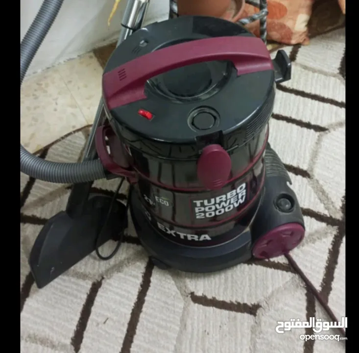 مكنسة كهربائية بحال جديد