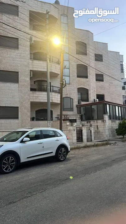 بيت للبيع طابق ارضي3غرف نوم و3حمامات ومطبخ وصلات جلوس اضفتن تارس خارجي+ مدخلي خارج وداخلي تحفه فنيه