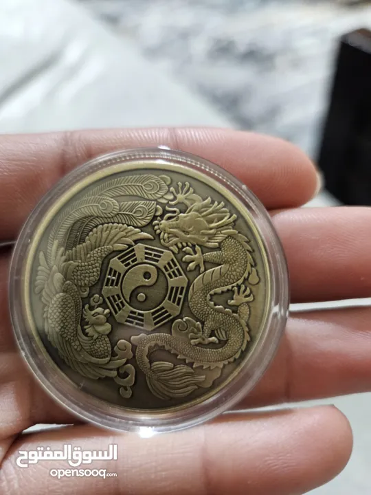 3 عملات تذكارية .