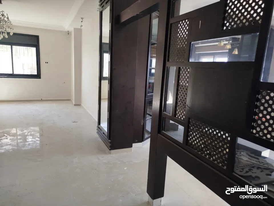 للايجار شقه مقابل المقاطعه في الارسال قرب جامعة القدس