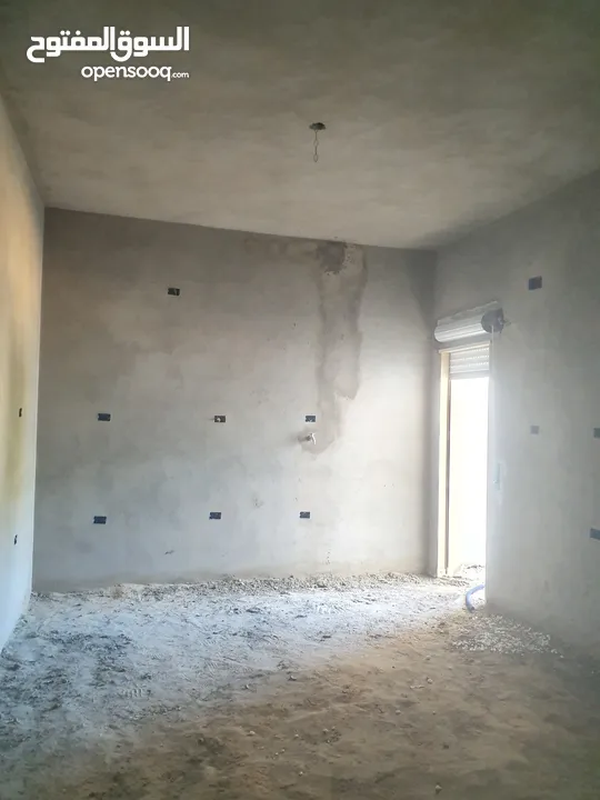 شقة جديدة للبيع نص تشطيب حجم كبيرة في مدينة طرابلس منطقة السراج طريق المواشي بعد جامع الصحابة