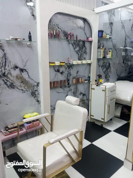 مطلوب كوافيرة خبيرة مكياج وتساريح وبدكير ومنكير للعمل في صالون بطبربور