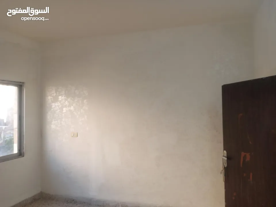 شقة للبيع بسعر مغري حي الحسين