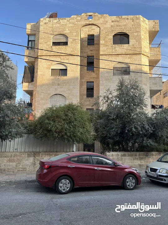 شقة للبيع في ضاحية الأمير حسن  طابق ثالث الأخير بدون مصعد  مكونة من : 2 غرفة نوم  صالون  2 حمام  مطب
