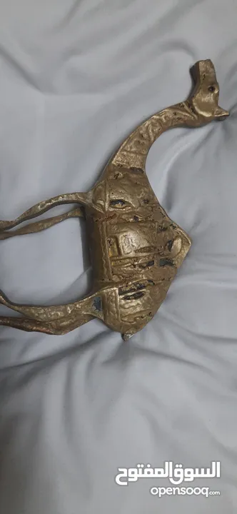 جمل نحاس أثري منحوت عليه النحت الاشوري للبيع اقرأ الاعلان