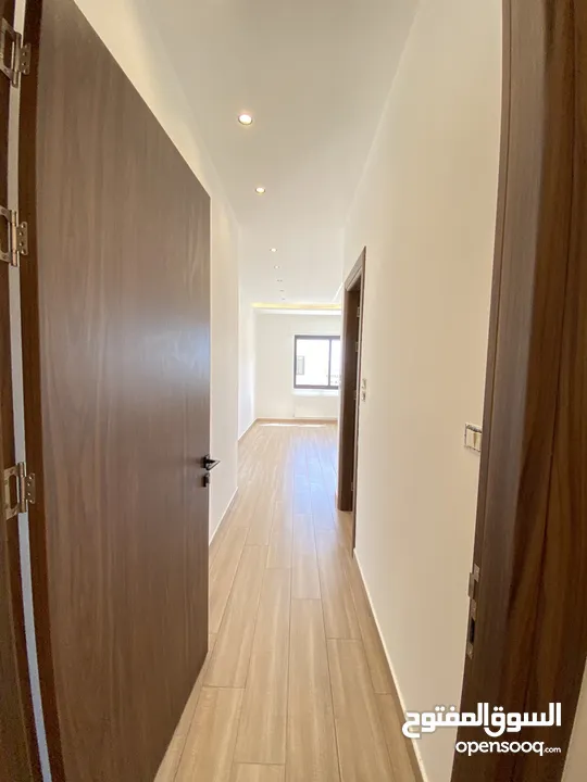 شقة مميزة اخير مع روف في اجمل مناطق قرية النخيل اجمل تشطيب واطلالة رائعة 240 داخلي و 90 تراس خارجي