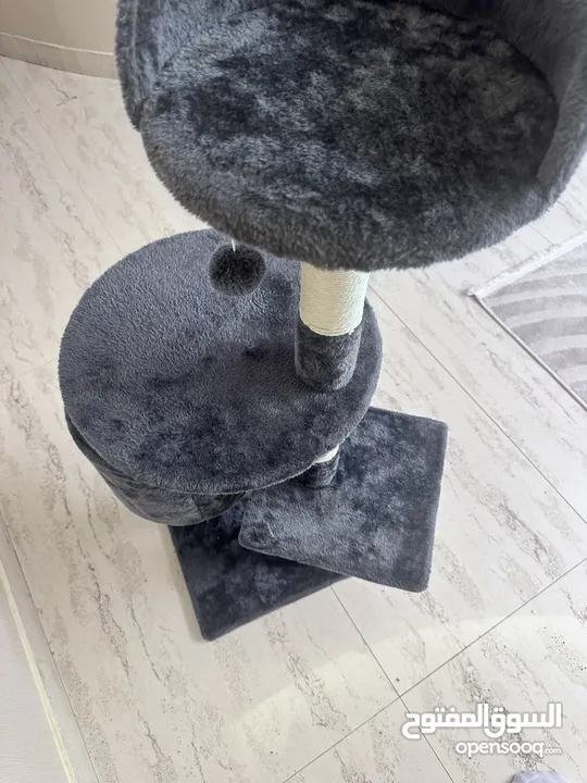 بيت للقطط بلون الكحلي جميل جدا يتكون من اربع اشياء