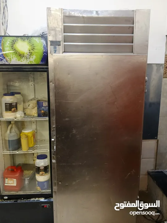 عدة مطعم متنوعة بحالة ممتازة للبيع المستعجل