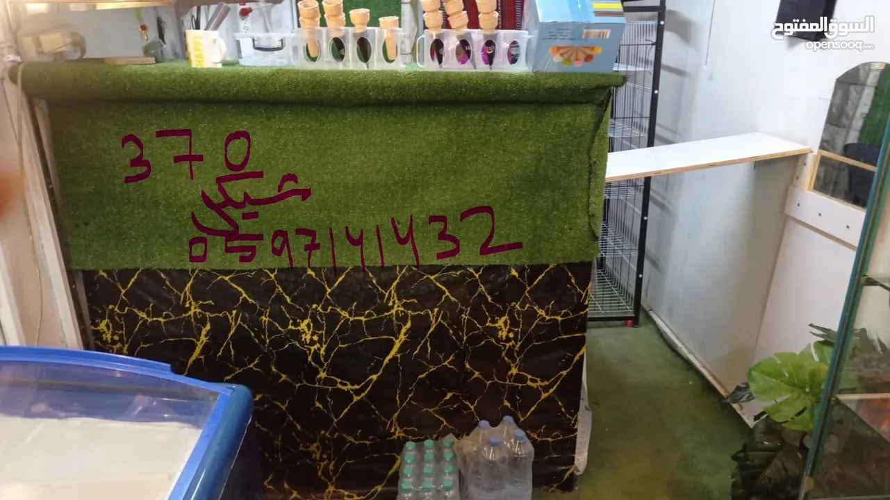 للبيع بأسعار مميزة جدا بسبب عدم التفرغ ..كاونتر كوكتيل وثلاجة عرض مضيئة وباترينا مضيئة