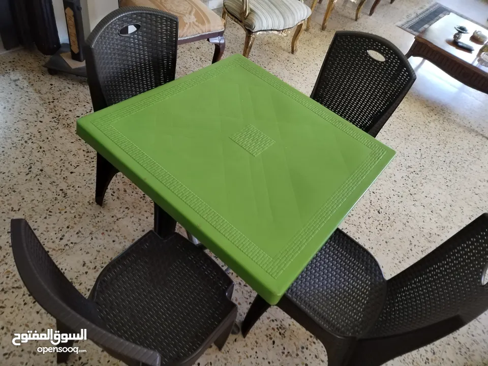 طاوله صغيره مع 4 كراسي
