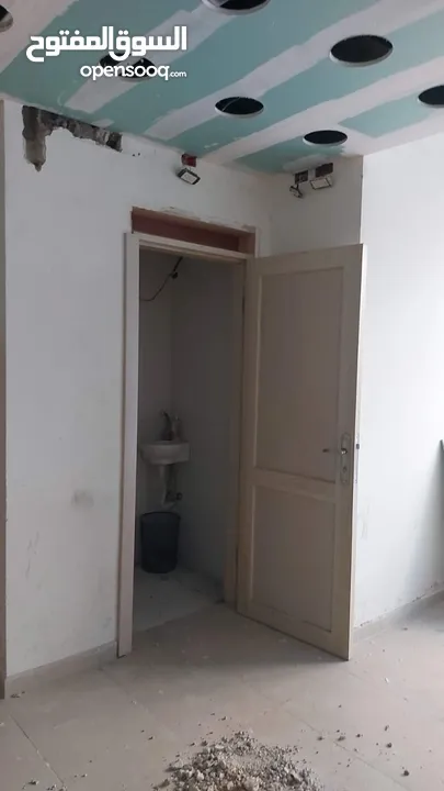 محل للبيع بالخلو مساحة 22 كتر مربع و نصف ، عليه سدة ع نصف المحل، عل شارع وسط البلد رام الله ، يبعد ع