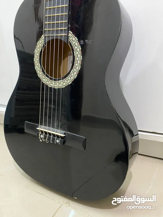 قيتار اسود للبيع من ماركه melody معه شنته سوداء للبيع بسعر 40 دينار الموقع اربد