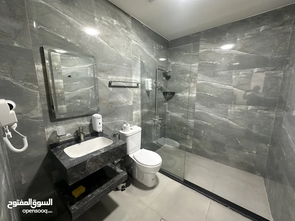 غرف وشقق فندقية نظيفة على البحر وبجانب السوق، موقع ممتاز، مطاعم، موقف عام، بلكونات، انترنت، مكيفات.