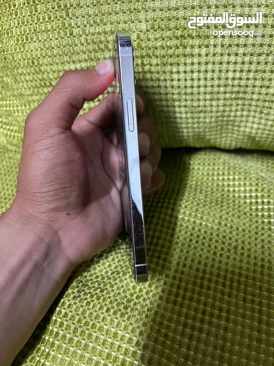 ايفون 12 pro وكاله   مش مغير فيه اشي