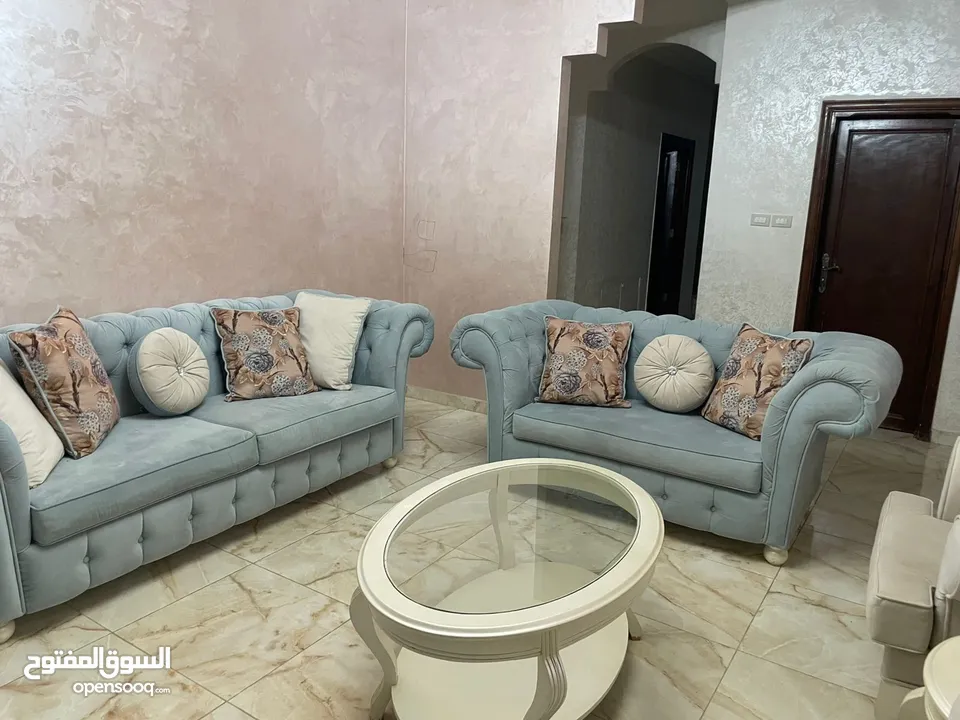 كنب صالون مع طاولات