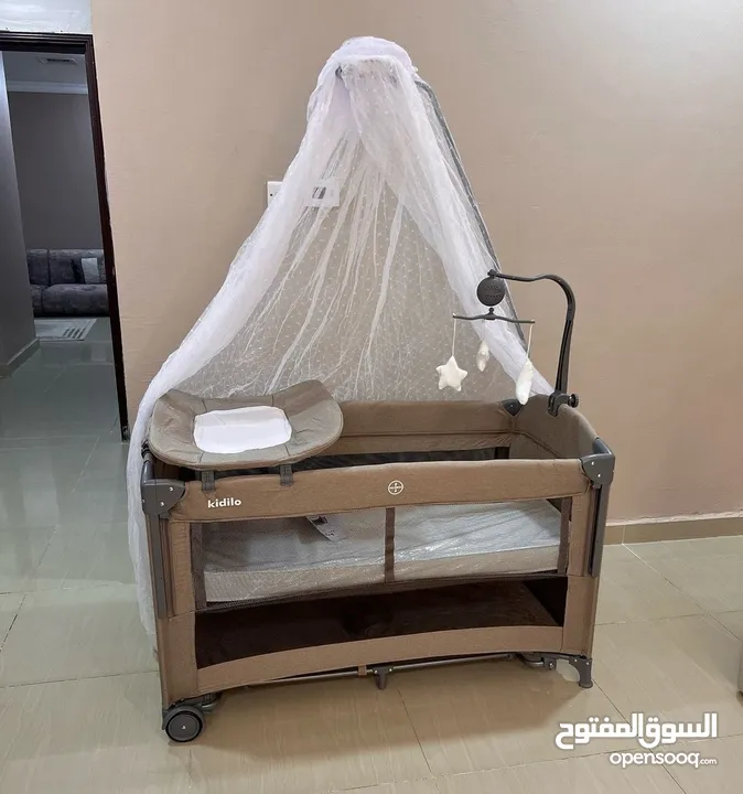 تم توفر سرير الاطفال الاوروبي ماركة Kidilo T-702L من Island Toys كل ما يحتاجه طفلك في تصميم واحد