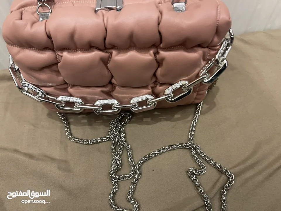 شنطة صغيرة زهرية أنيقة وأنيقة للبيع - مناسبة للمشاوير والطلعات  اليومية بحالة ممتازة ونظيفة جداً جيد