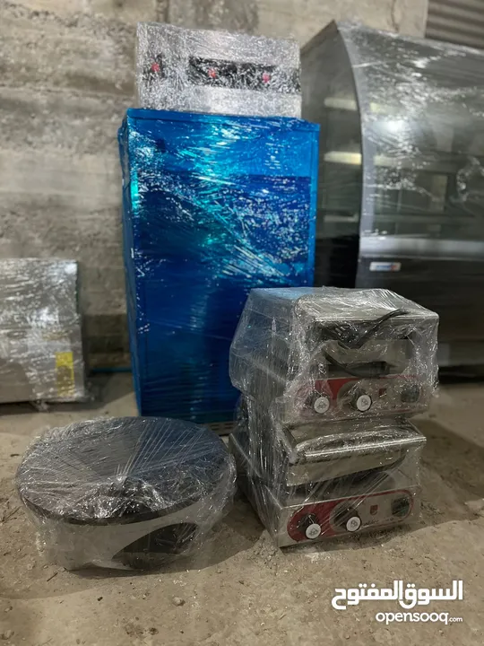 عدة محل  كاملة مع طاولات وكراسي للبيع