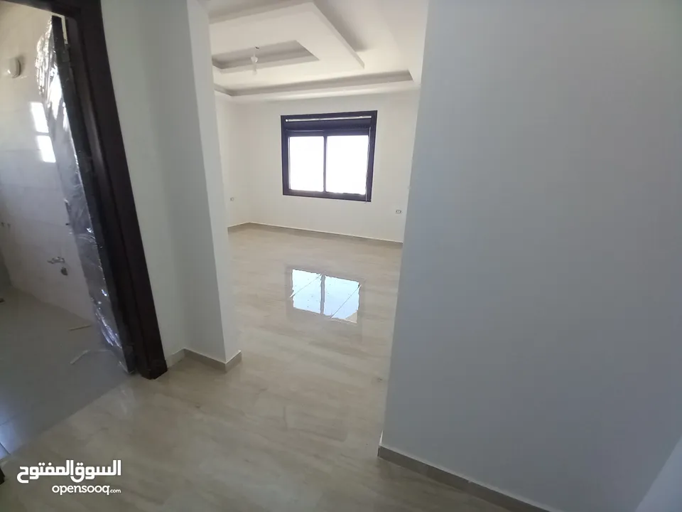 شقة فاخرة مع روف فاخر للبيع بسعر مغري