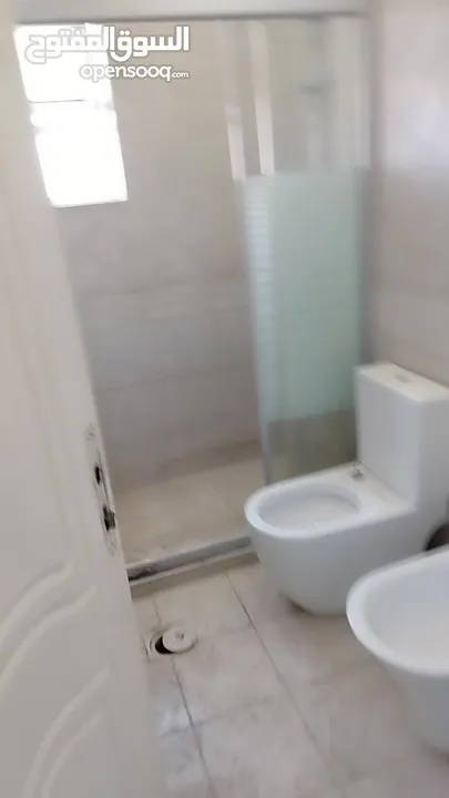 3 اطقم مع شور بوكس شبه جديد حمامات للبيع المستعجل
