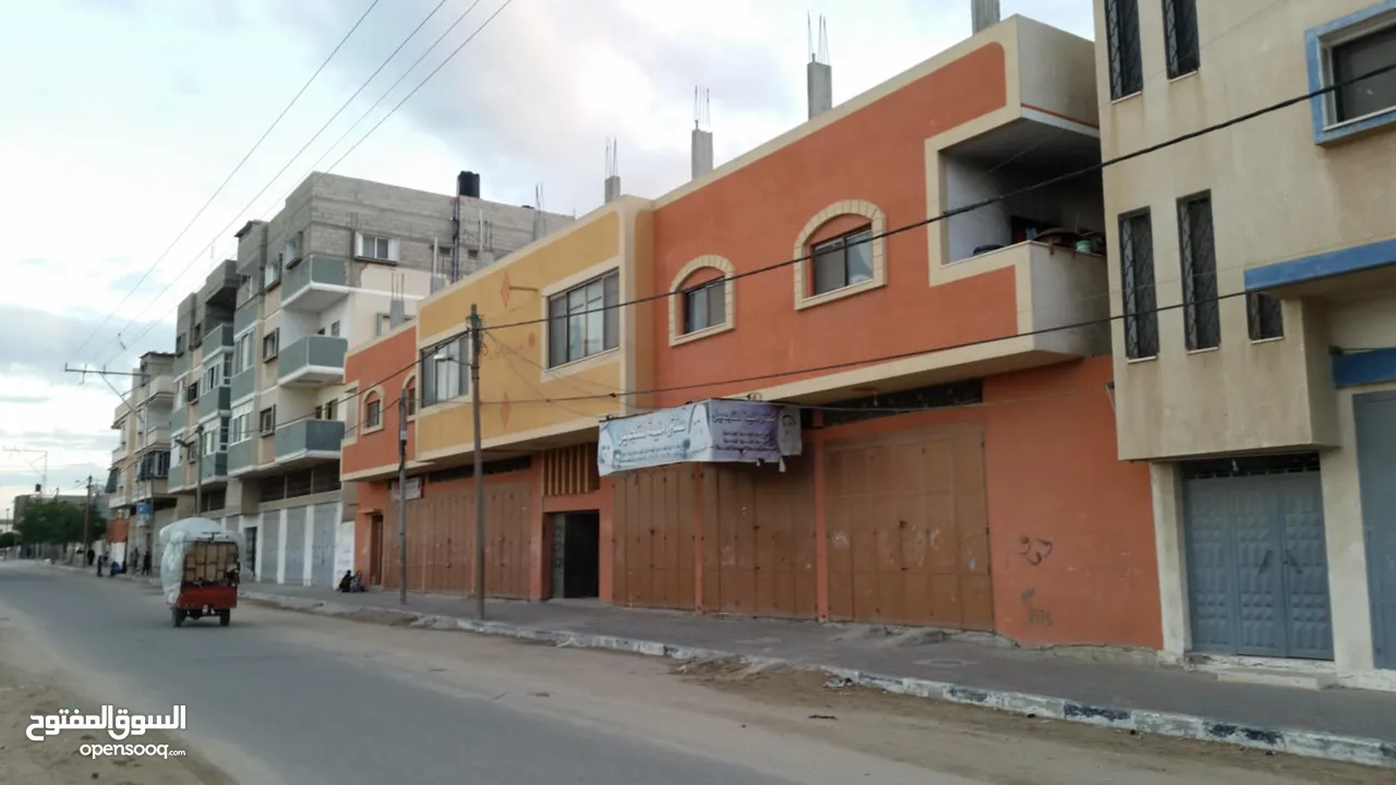 عمارة من طابقين بها 6شقق و6حواصل