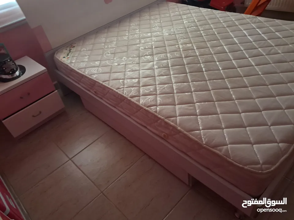 تخت للبيع مع فرشة زمبركية